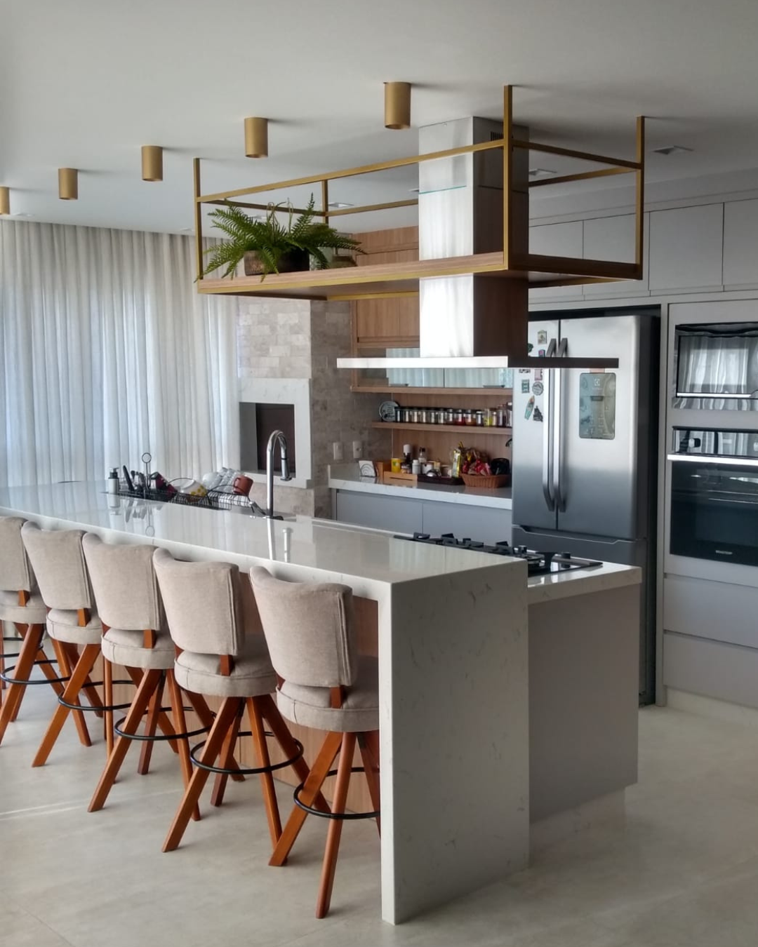 Projeto de cozinha sob medida com design moderno, desenvolvido pela Bompani Móveis para um ambiente funcional e elegante.