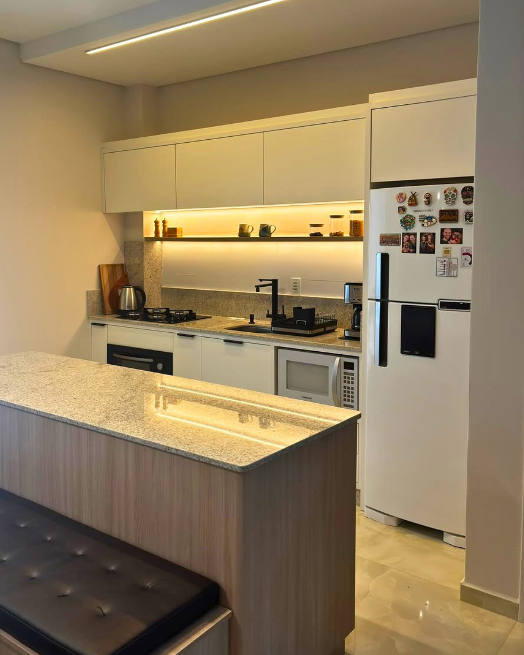 Projeto de cozinha sob medida com design moderno, desenvolvido pela Bompani Móveis para um ambiente funcional e elegante.