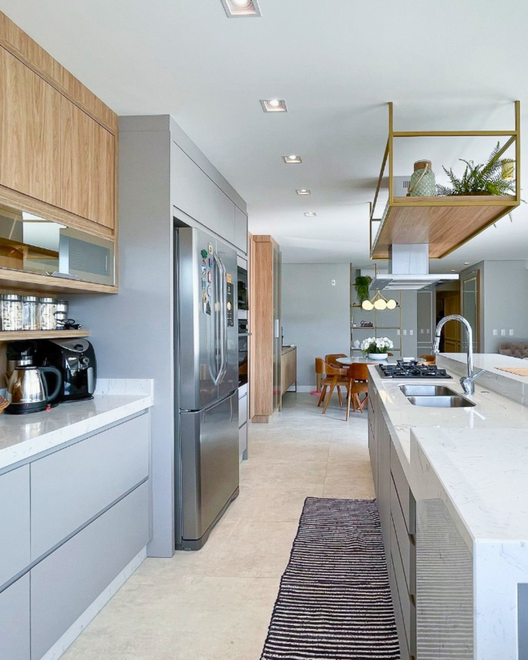 Projeto de cozinha sob medida com design moderno, desenvolvido pela Bompani Móveis para um ambiente funcional e elegante.